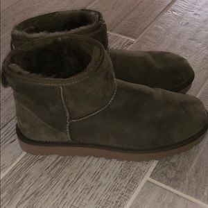 Women’s short UGG green boots-GREAT condition!